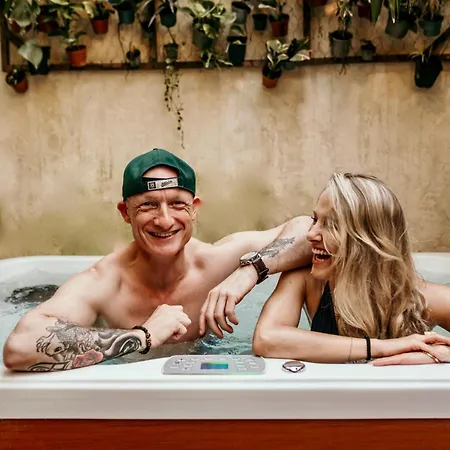 Myinsolite - Cocon Tropical, Jacuzzi, énigme *