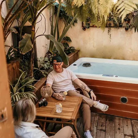 Myinsolite - Cocon Tropical, Jacuzzi, énigme *