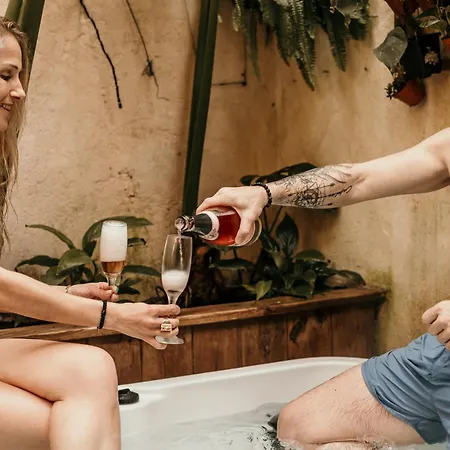 Myinsolite - Cocon Tropical, Jacuzzi, Enigme