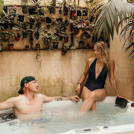 Myinsolite - Cocon Tropical, Jacuzzi, Enigme