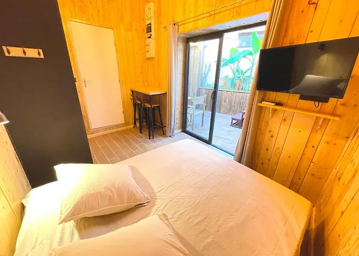 Myinsolite - Cocon Tropical, Jacuzzi, Enigme Apartament *