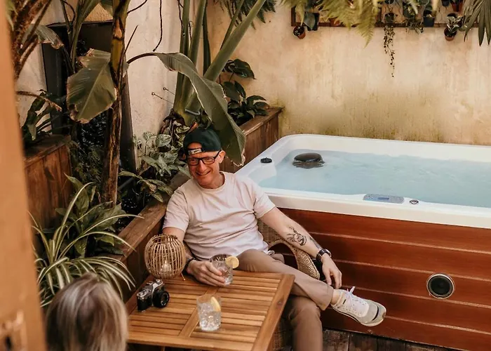 Myinsolite - Cocon Tropical, Jacuzzi, Enigme *
