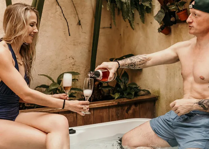 Myinsolite - Cocon Tropical, Jacuzzi, Enigme